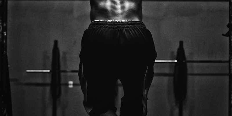 户外骑行爱好者穿着专业骑行服和头盔在山地骑行