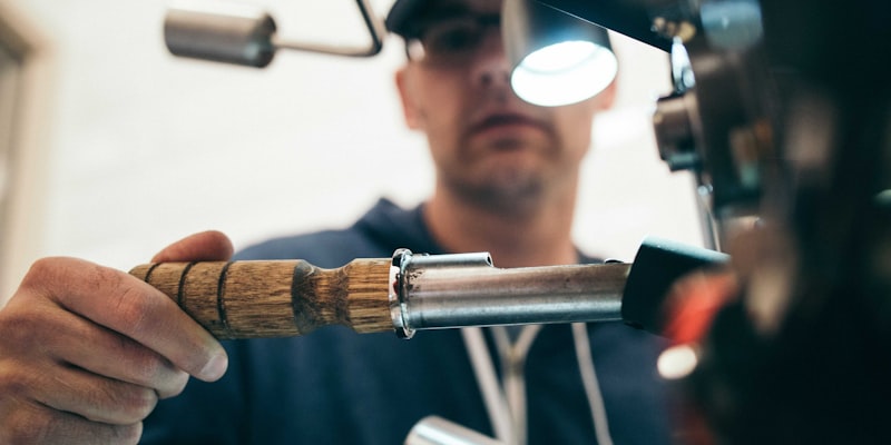 最新款专业跑鞋特写，展示其轻量化设计与透气网面